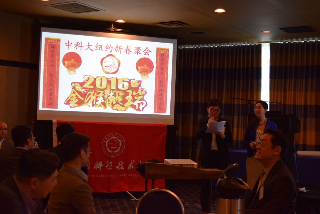 主持人为活动进行开场介绍