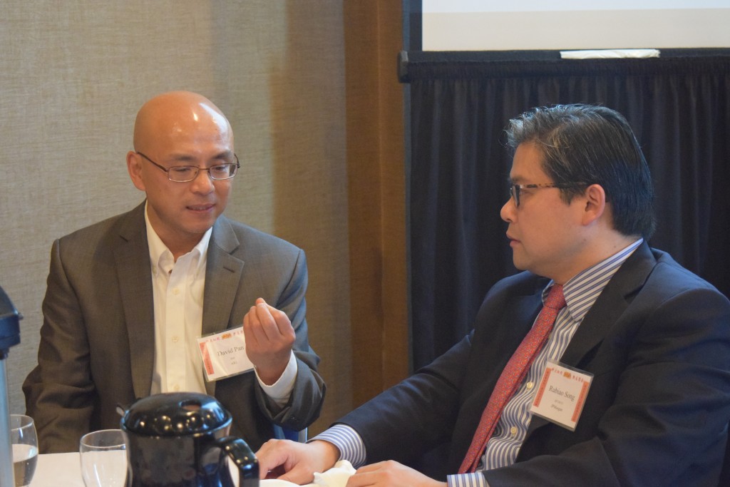 潘梅青校友（809，校友会顾问，Model Validation Officer, AIG）与宋汝彪校友（857/8515，M.D., JPMorgan）进行深入交流