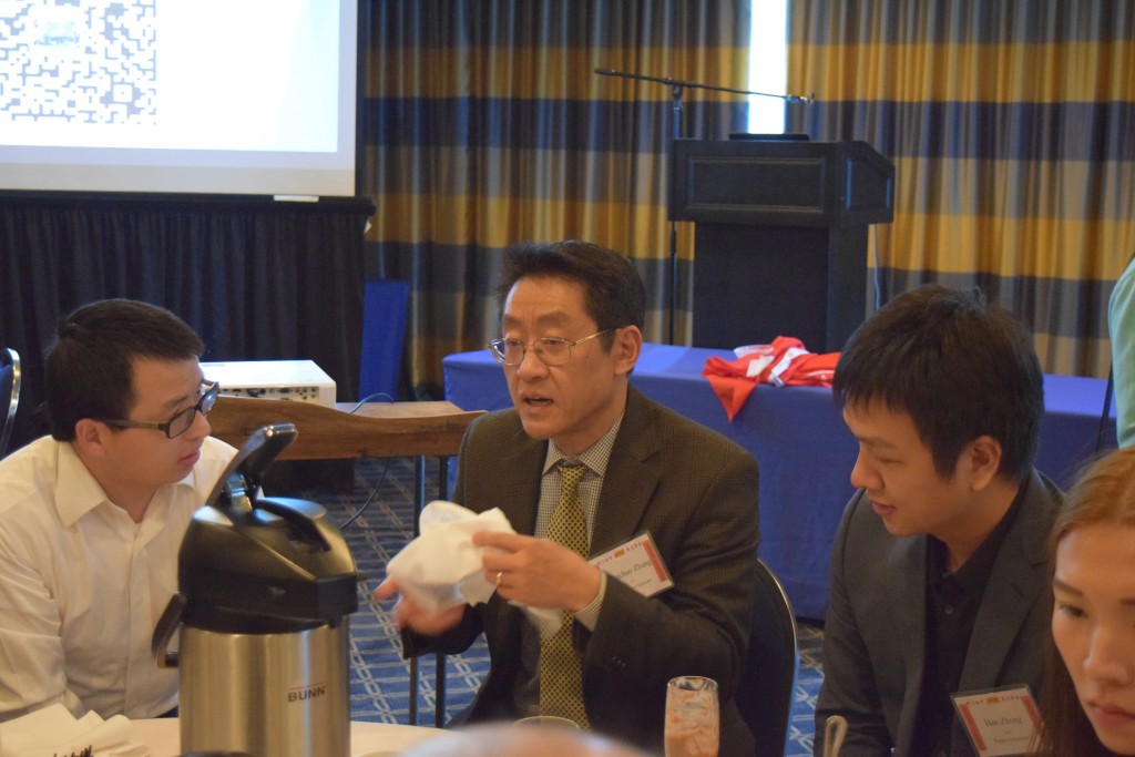 张迎潮校友（812，校友会董事，新泽西州普林斯顿地区西温莎学区委员）与校友们热情亲切地交流