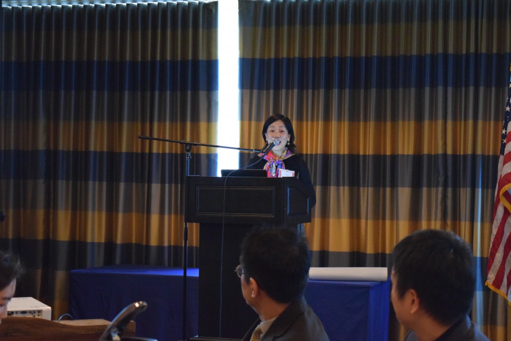 郝艺校友（835）对校友会董事会进行介绍