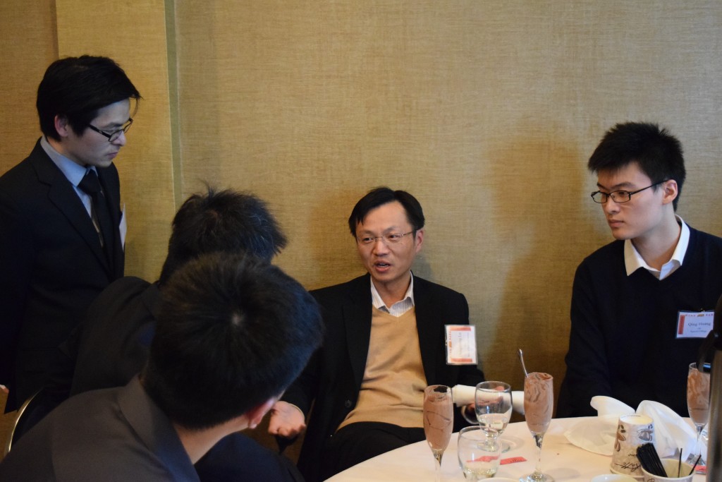 陆东升博士（8714）与校友们探讨金融领域相关的问题